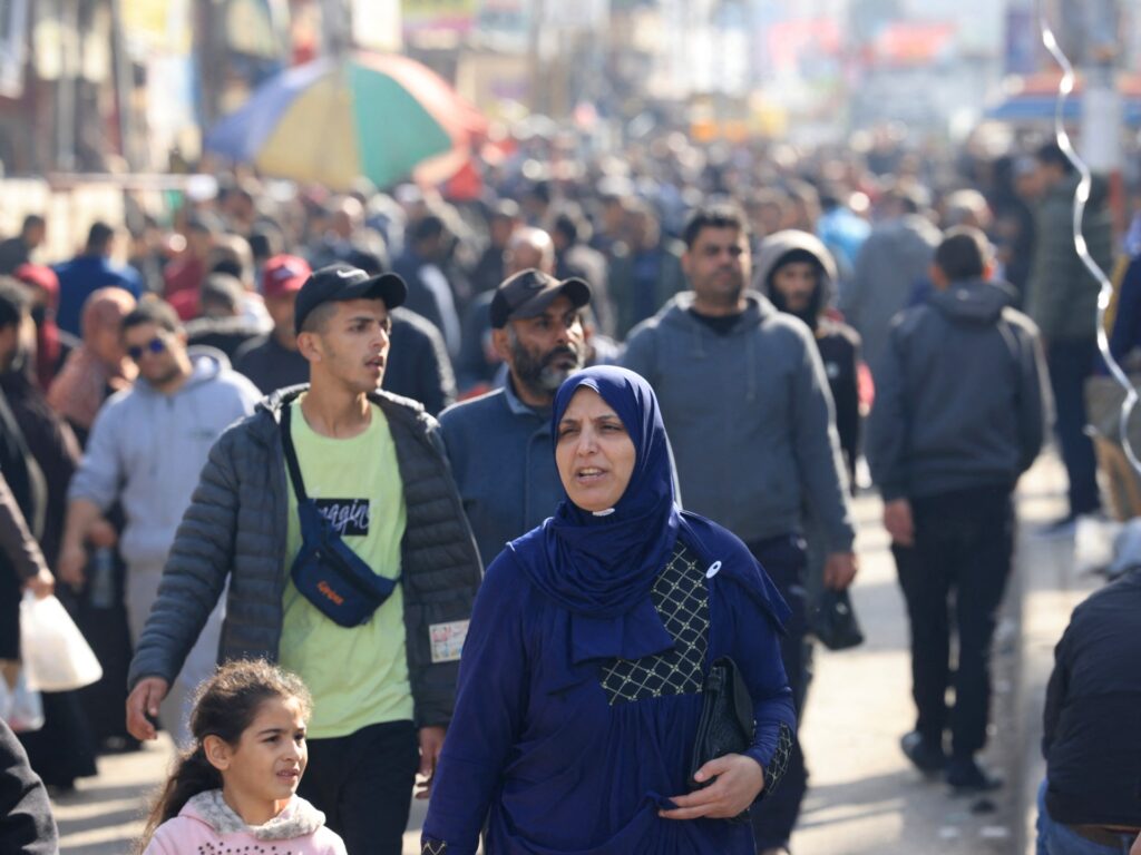 Palestinians displaced to overpopulated areas in southern Gaza live on the streets |  Israeli-Palestinian Battle Information